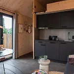 Дом отдыха Tinyhouse 2 Pers Met Prive Hottub